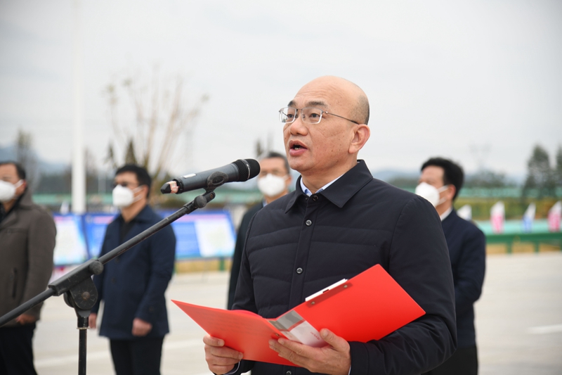 自治區(qū)交通運輸廳黨組成員、總工程師陳津維宣布通車.jpg