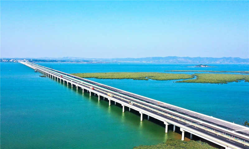 蘭州至?？诟咚俟窂V西欽州至北海段改擴(kuò)建工程鐵山港跨海特大橋.jpg
