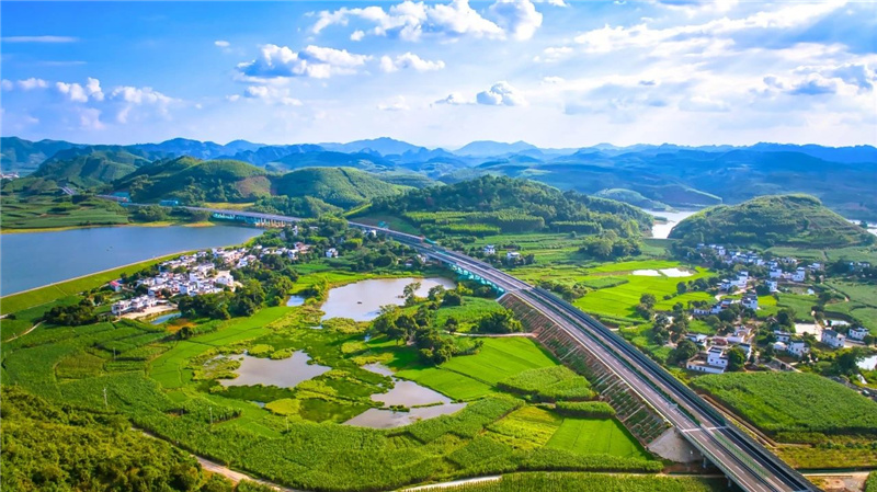水口—崇左—愛(ài)店高速公路崇左至愛(ài)店口岸段風(fēng)景如畫.jpg
